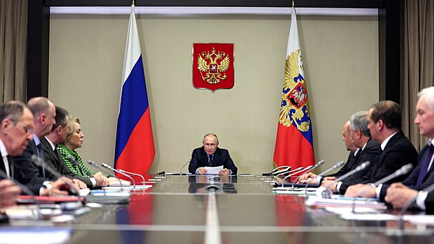 Rusk prezident Vladimir Putin pedsed schzce len sv bezpenostn rady, vldy a f orgn innch v trestnm zen ve sttn rezidenci Novo-Ogarjovo u Moskvy. (30. jna 2023)