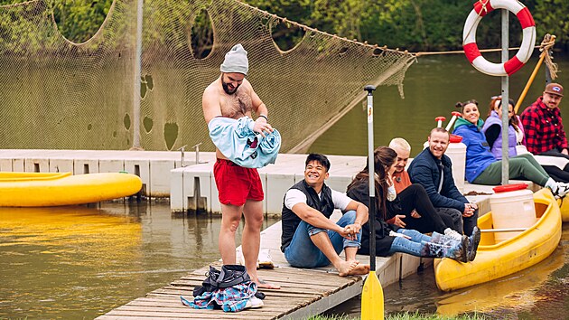 Honza je otuilec, dokonce lektor, take pobyt u vody dokonale vyuil.