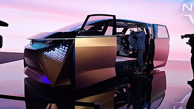 Tourer, jeden z pti koncept Nissanu nov ady Hyper pro vzdlenj budoucnost. elo karoserie hraje barvami a animacemi, interir je autonomn se pohybujcm obvkem bez volantu
