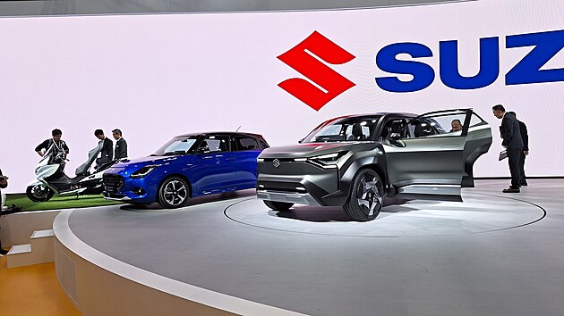 Facelift Suzuki Swift (vlevo) nabdne prvotdn asistenn systmy, vt zitky z jzdy a spalovac motory. Zatm jen jako koncept, doplnn studi eVX, je se m stt pedobrazem prvnho globlnho elektromobilu znaky