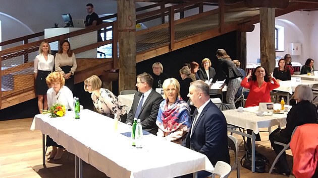 Prvn� d�ma Eva Pavlov� (uprost�ed se ��tkem) v r�mci n�v�t�vy Olomouck�ho kraje prezidentsk�m p�rem otev�ela v olomouck� Pevnosti pozn�n� nov� Centrum pro �e�en� konflikt� a mediaci p�i pr�vnick� fakult� Univerzity Palack�ho. (30. ��jna 2023)