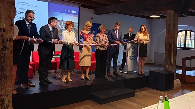 Prvn� d�ma Eva Pavlov� (uprost�ed se ��tkem) v r�mci n�v�t�vy Olomouck�ho kraje prezidentsk�m p�rem otev�ela v olomouck� Pevnosti pozn�n� nov� Centrum pro �e�en� konflikt� a mediaci p�i pr�vnick� fakult� Univerzity Palack�ho. (30. ��jna 2023)