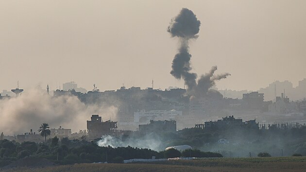 Izraelsk tanky a obrnn vozidla projd Psmem Gazy. Izrael podle mdi roziuje sv pozemn operace v Gaze, o vkendu tak zintenzivnil bombardovn. (30. jna 2023)