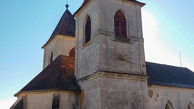 Od roku 2011 upozorovala obec mskokatolickou crkev, tehdejho majitele objektu, na nutnost oprav.
