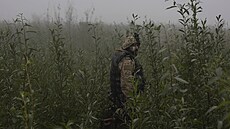 Ukrajinský voják u Dn�pru nedaleko Chersonu (14. �íjna 2023)