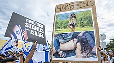 Mu� na shromá�d�ní na podporu Izraele na Florid� dr�í snímek unesené Shani...