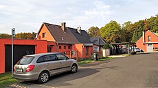 Rodinné domy na Dukle u Újezdeku. Kousek odtud má vyrst závod na zpracování...