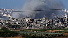 Kouř stoupá nad Gazou. (30. října 2023)