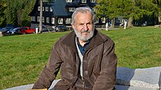 Miloslav Nevrlý sedí na lavice nedaleko Prezidentské chaty, která mu je...