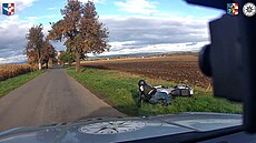 Motorká� vjel po zb�silé jízd� do pole a spadl