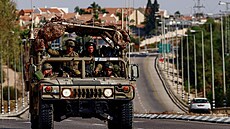 Izraelská armáda hlídkuje ve mst Sderot, je se nachází v blízkosti...
