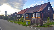 Kolonie finských domk v Horní Suché na Karvinsku, v pozadí zachovaná v Dolu...