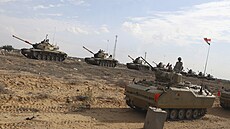 Egypt rozmístil své tanky nedaleko hraniního pechodu Rafáh u palestinského...
