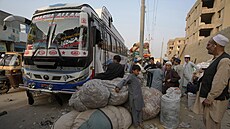 Afghánské rodiny ekají v pákistánském Karáí na odjezd autobus do vlasti....