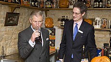 Král Karel III. si dává pllitr piva Hobgoblin bhem návtvy pivovaru...