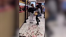 Mu� v britském McDonaldu vysypal desítky �ivých my�í v barvách Palestiny