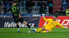 Ostravský branká� Ji�í Letrá�ek �elí �anci Matou�e Krulicha z Jablonce.