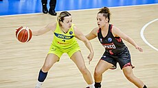 Gabriela And�lová (vlevo) z USK Praha pod tlakem 	Caroline Heriaudové z...