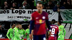 Fotbalisté VfL Wolfsburg se radují z gólu Václava Černého proti RB Lipsko.