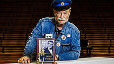 Herec Pavel Nový pózuje s hasi�skou �epicí na jevi�ti Divadla Na Fidlova�ce,...