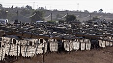 Izraelské tanky a obrnná vozidla projídí Pásmem Gazy. Izrael podle médií...