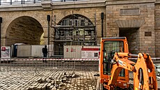 Zasklívání oblouku Negrelliho viaduktu (30. �íjna 2023)