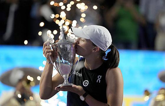 Polská tenistka Iga wiateková s trofejí pro vítzku Turnaje mistry.