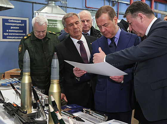 Místopedseda ruské bezpenostní rady Dmitrij Medvedv v továrn na zbran v...