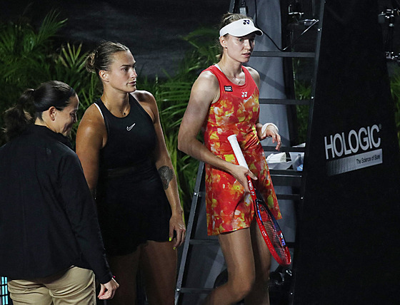 Tenistky Aryna Sabalenková a Jelena Rybakinová bhem peruení hry, které na...
