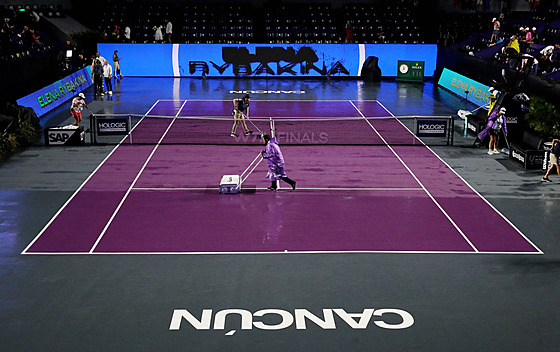 Organizátoi vysouí kurt na tenisovém Turnaji mistry v mexickém Cancúnu.