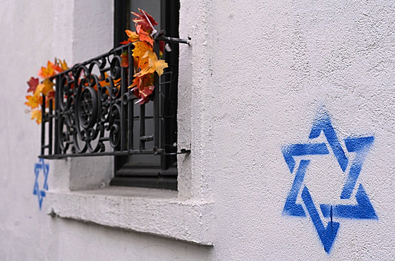 Antisemitské graffiti Davidových hvzd ve 14. paíském obvodu (31. íjna 2023)