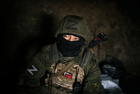 Ruský voják eká na pozici na Ukrajin ve smru na Krasnyj Lyman. (5. listopadu...