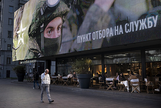 Mu v Moskv prochází kolem náborové obrazovky s výzvou k uzavení smlouvy o...