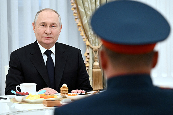 Ruský prezident Vladimir Putin se setkává s ruskými vojáky v Kremlu. (29. záí...
