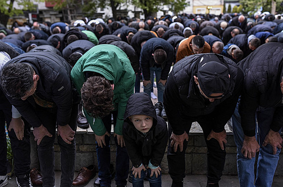 Muslimtí vící se modlí ve Velké meit v Pritin. (2. kvtna 2022)