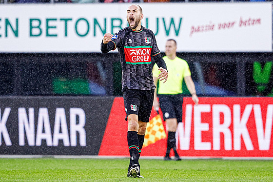 Nizozemský útoník Bas Dost slaví gól proti Alkmaaru.