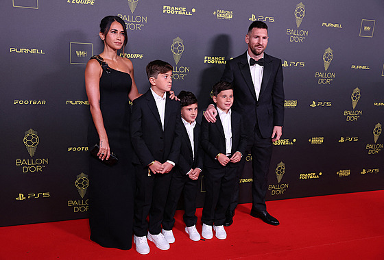 Lionel Messi s rodinou na vyhláení Zlatého míe ve Francii.