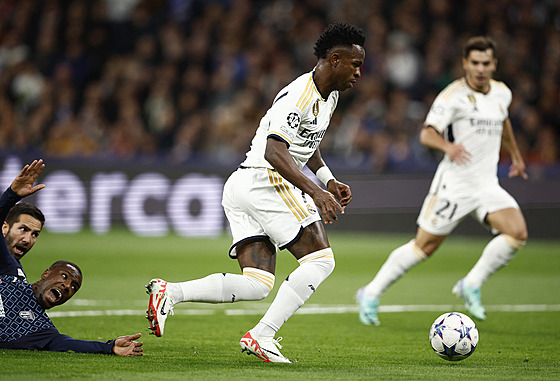 Vinícius z Realu Madrid v akci s míem v utkání proti Braze.