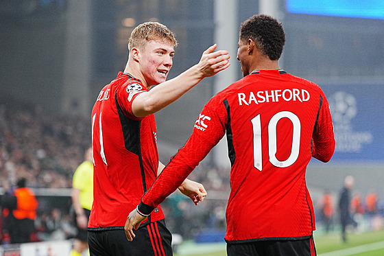 Rasmus Höjlund (vlevo) a Marcus Rashford z Manchesteru United poté, co první...