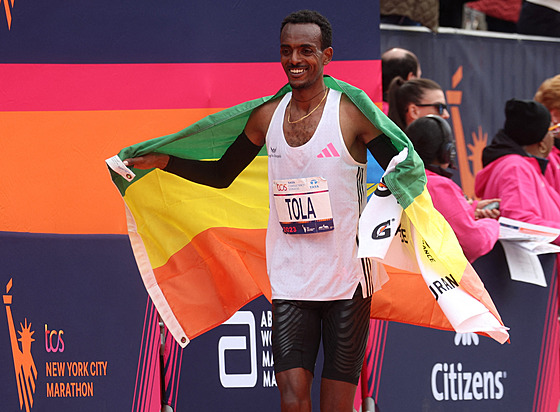Etiopan Tamirat Tola slaví vítzství v Newyorském maratonu.