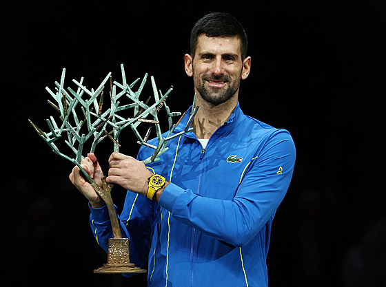 Novak Djokovi s trofejí pro vítze turnaje Masters v Paíi.