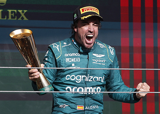 Fernando Alonso hlasit slaví ubránné tetí místo ve Velké cen Brazílie.