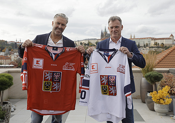 Generální manaer reprezentace Petr Nedvd (vlevo) a hlavní trenér Radim Rulík...