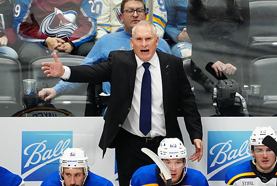 Trenér St. Louis Craig Berube natvan gestikuluje smrem k rozhodím.