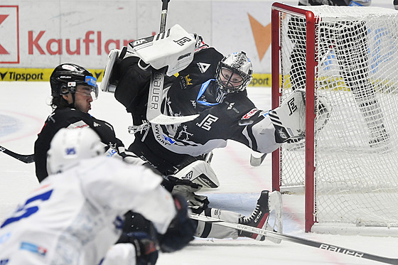 Karlovarský branká Dominik Frodl skáe proti gólové stele plzeského útoníka...