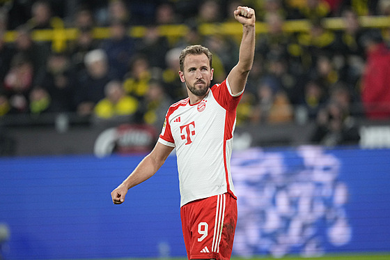 Harry Kane slaví tetí gól Bayernu v utkání s Dortmundem