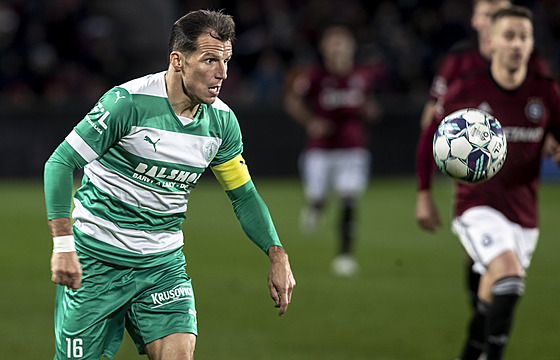 Obránce Bohemians Martin Dostál zamuje mí v utkání se Spartou