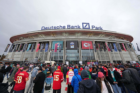 Fanouci Kansas City Chiefs a Miami Dolphins se mísí ped frankfurtskou arénou.