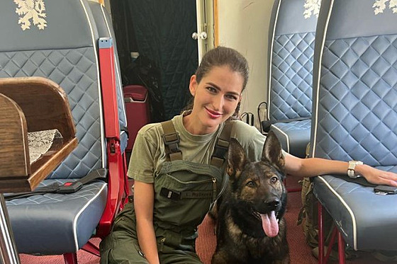 Vojenská letu�ka Lenka R��ková slou�ila v kabin� vrtulníku Mi-8.