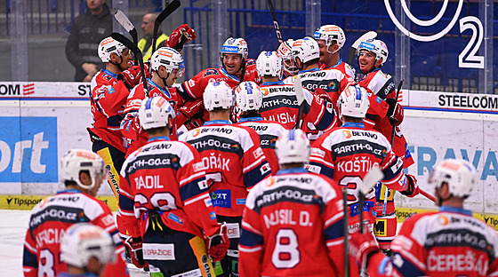 Hrái Pardubic se radují z vítzství.